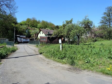 Pohled od příjezdové cesty k&nbsp;mostku