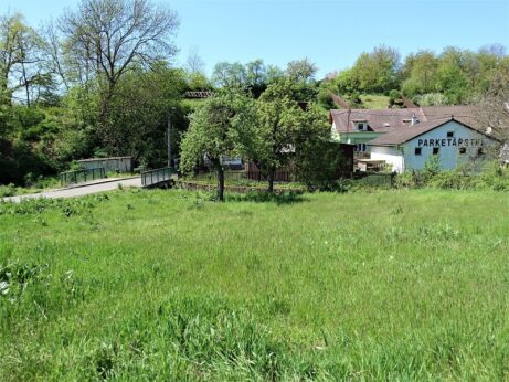 Pohled od parkoviště k&nbsp;potoku