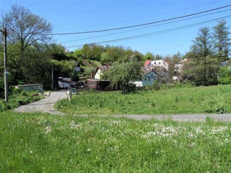 Pohled od křižovatky na&nbsp;lokalitu